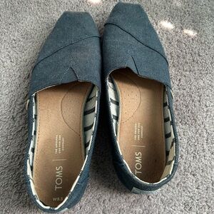 Dark blue Toms